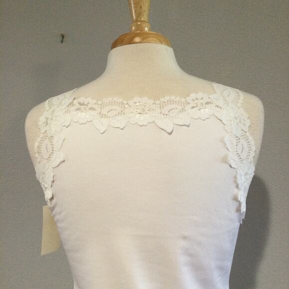 Cinema Etoile Lace Trimmed White Sleeveless V-Neck Tank Size M NWT - Picture 8 of 14